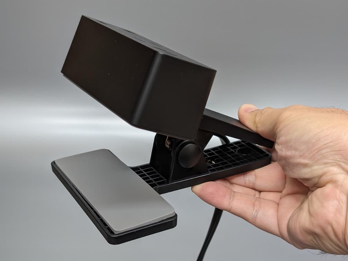 巨大なクリップ構造でテーブルやデスクの縁に挟んで使用します