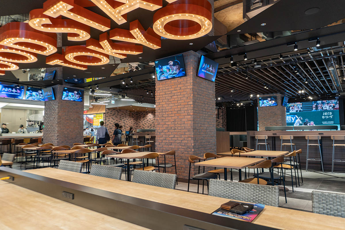 どの席に座っても映像を楽しめるモニター配置