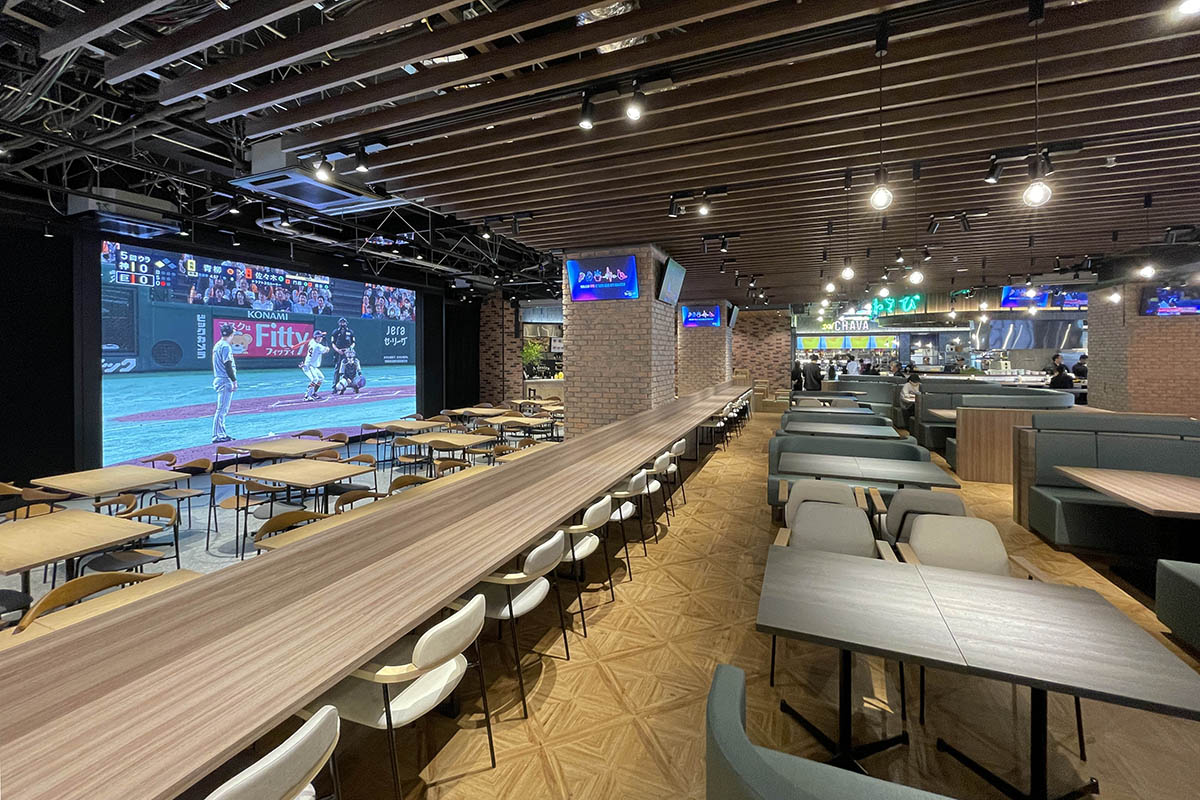 メインビジョン前だけでも様々な座席がある。高低差をつけた配置も特徴的