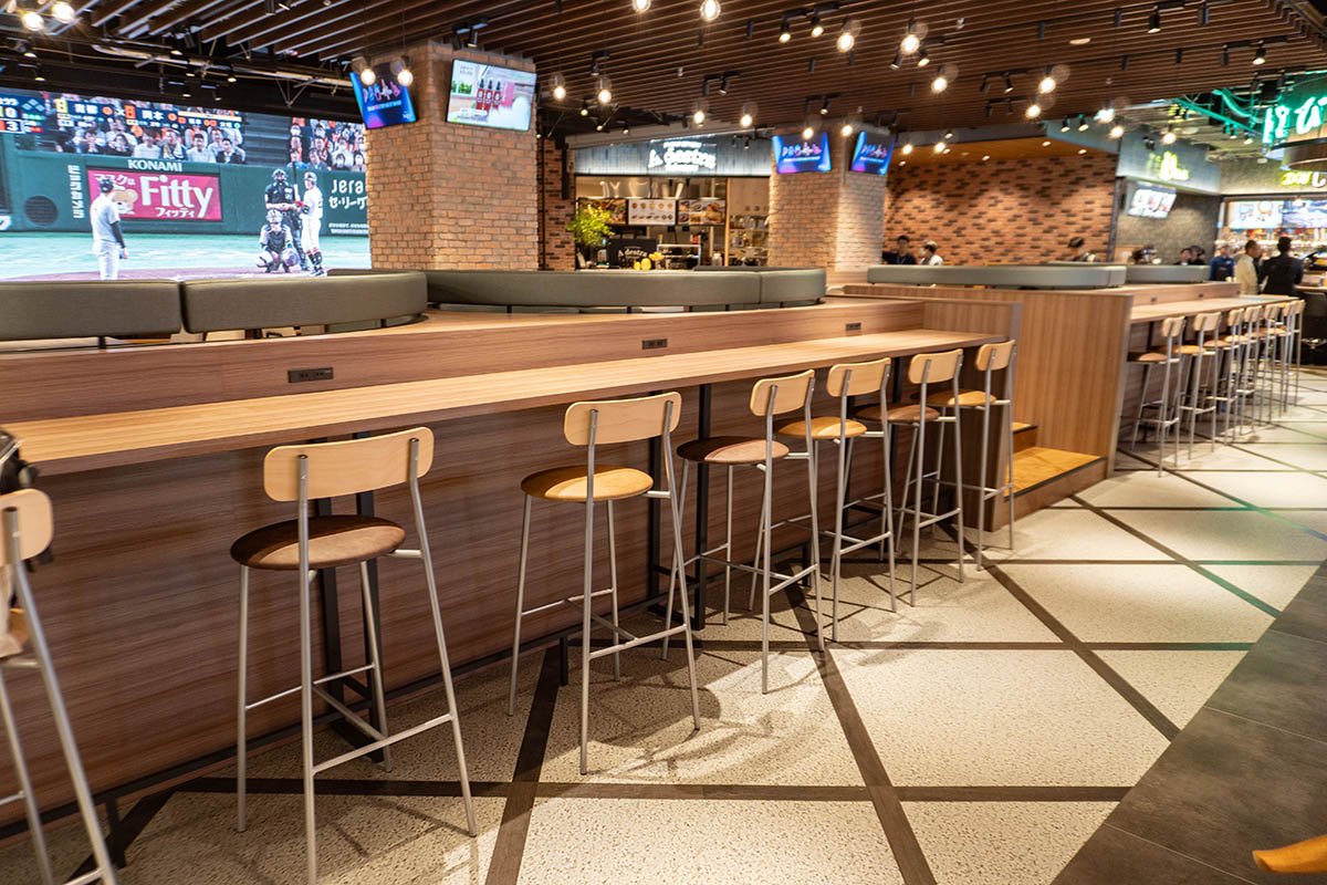 コンセント付きのカウンター席