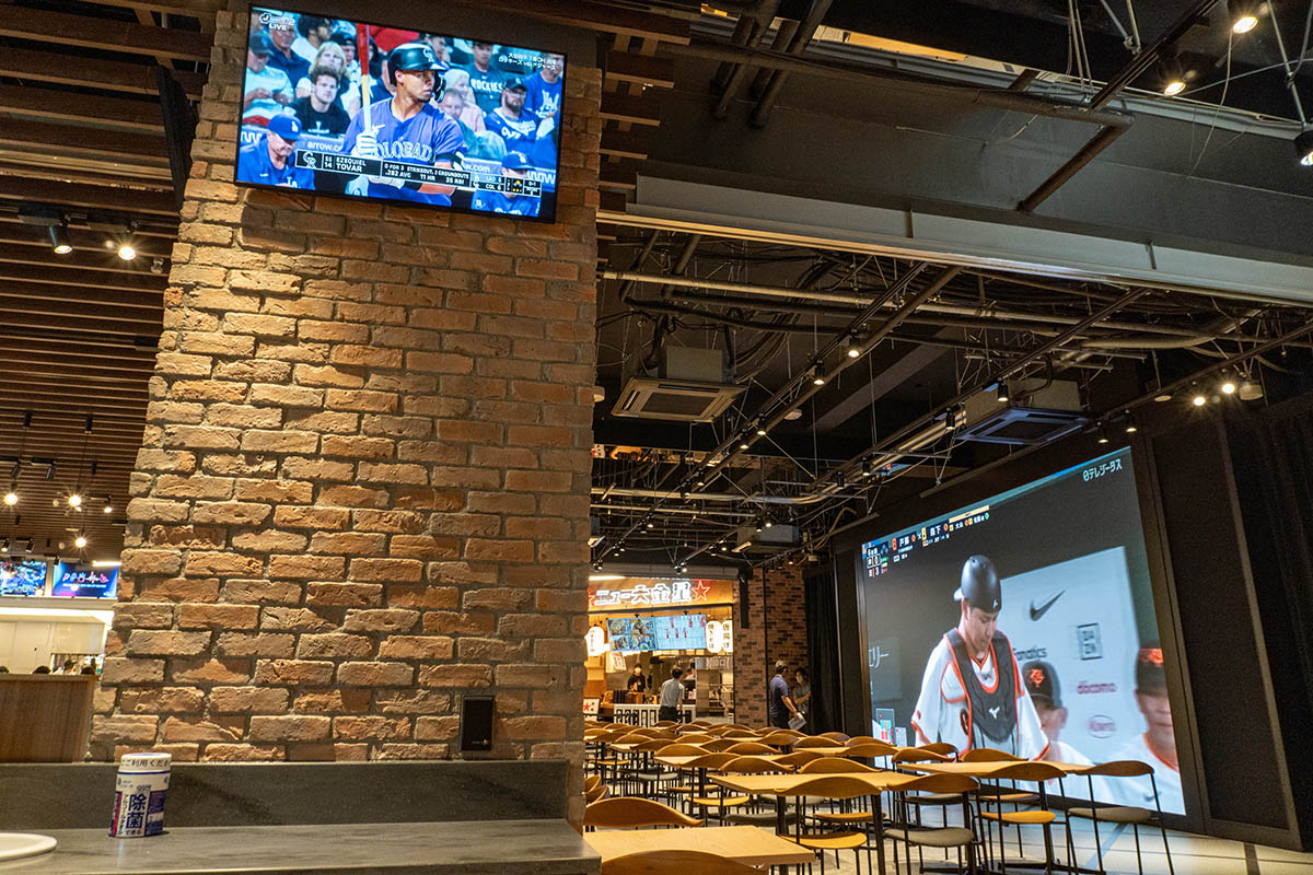 桟敷席の1番下に座った際の目線