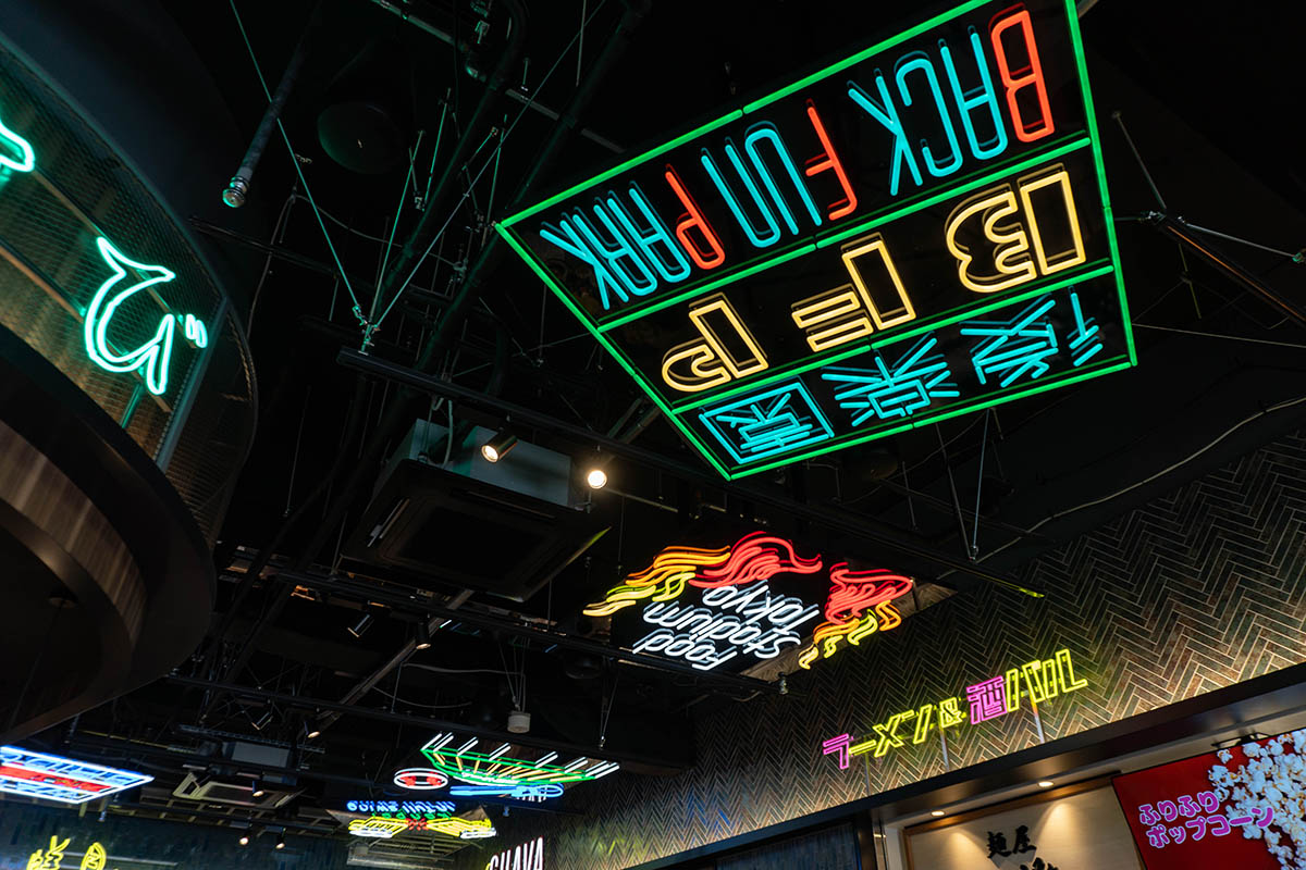 天井のネオンサイン