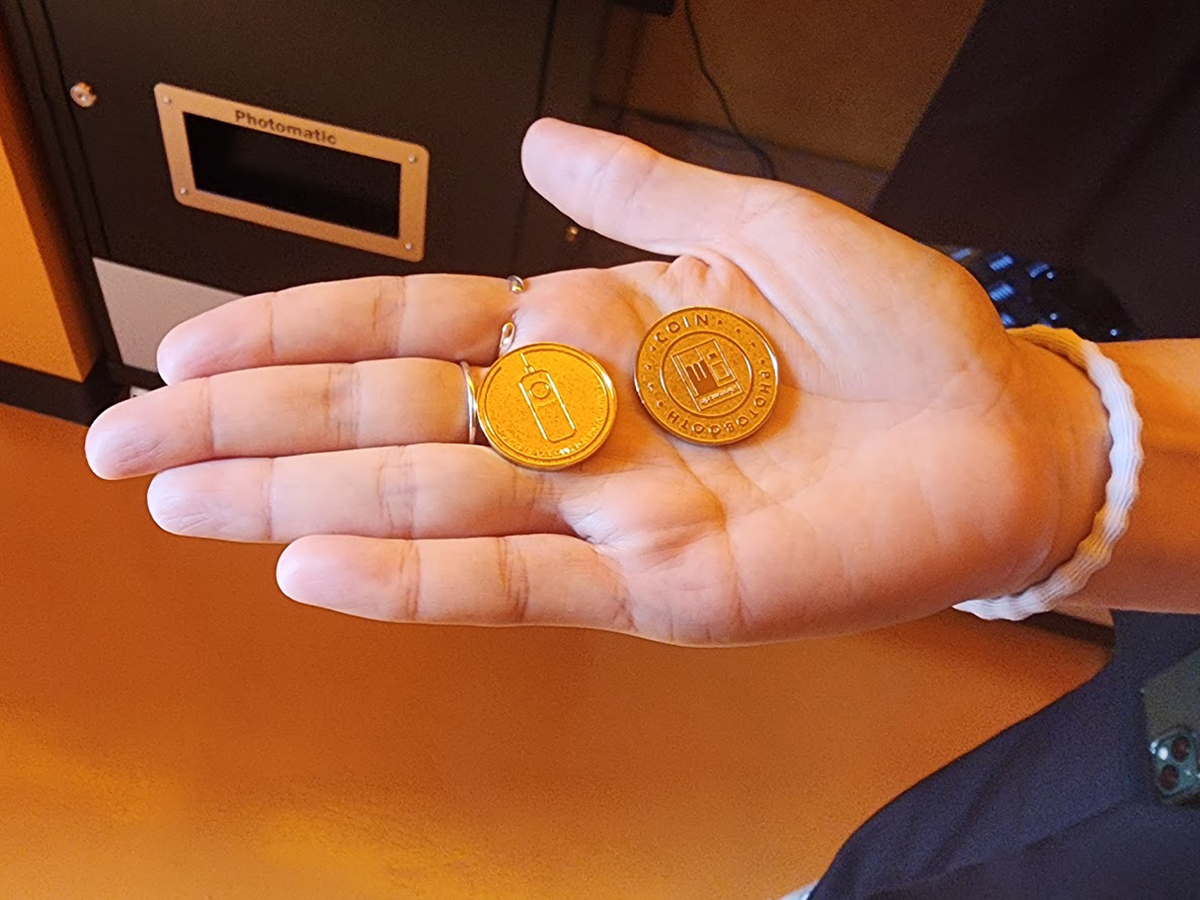 利用時は現金または電子マネーをコインに代えて投入する。クレジットカードも対応