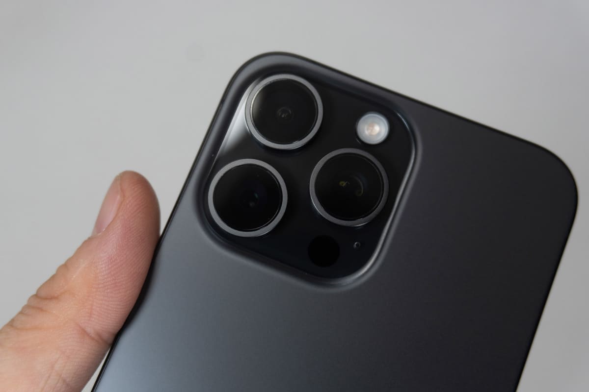 iPhone 15 Pro Maxのカメラ部。並んだ広角と標準カメラを使って空間ビデオを撮影する