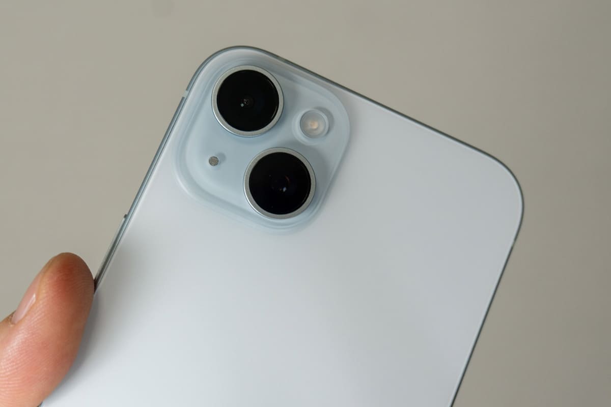 iPhone 15のカメラ。斜めに並んでいるので空間ビデオは撮影できない。だが今年のモデルはどうなるだろう……?