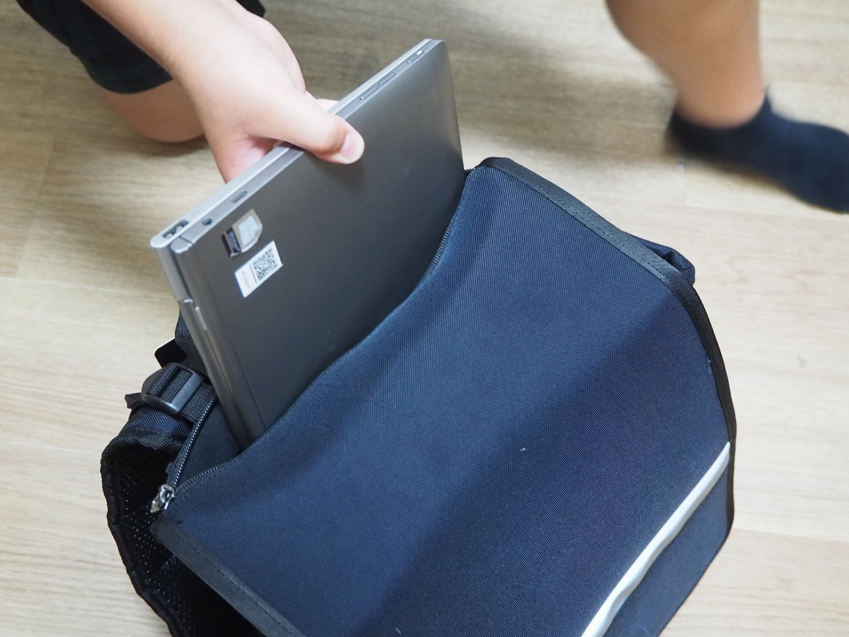背中に最も近い場所にパソコン用のポケットがある