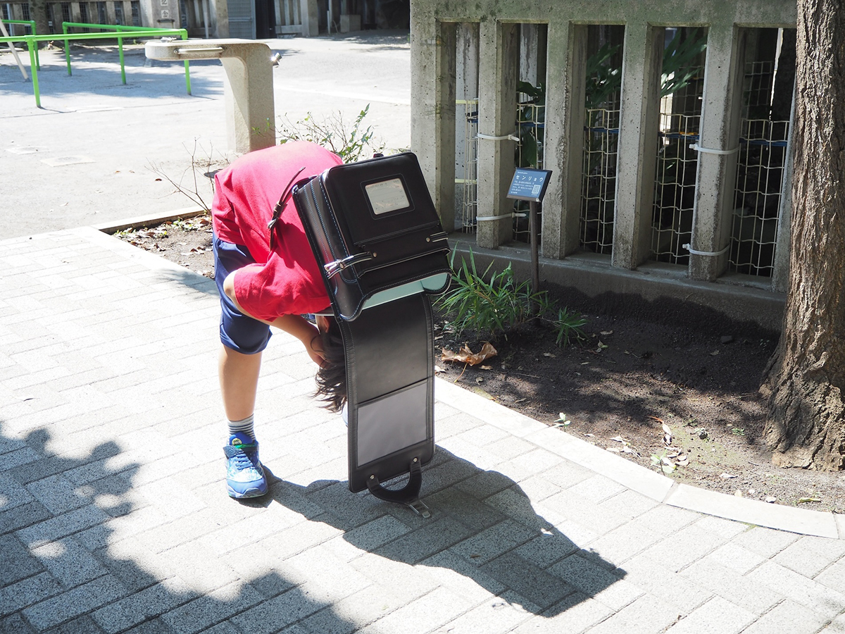 小学生男子のあるある……従来ランドセルでフラップを留め忘れた場合によくある情景(息子は、こんなことになったことないと言っていたが……)