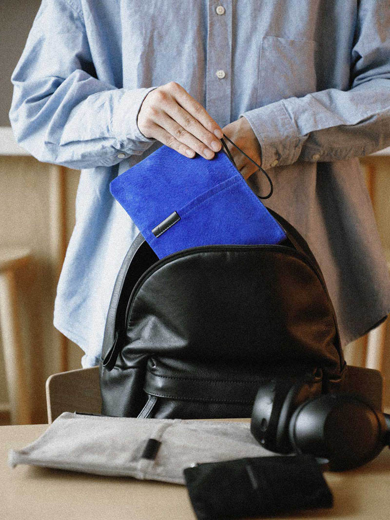 ヌメ革製のタグがアクセント