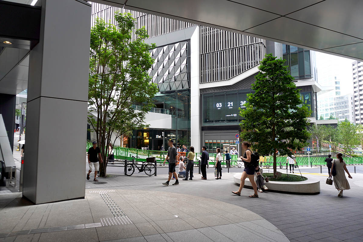 ヒカリエ内を通り抜けると目の前にアクシュが見える。ヒカリエの2階だが、この階層ではアクシュの1階出入口と接続する