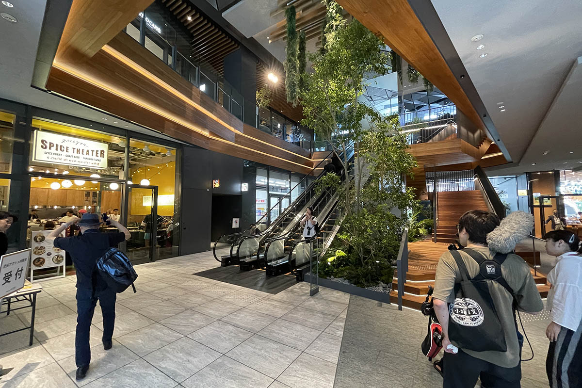 アクシュの1階出入口の目の前にエスカレーターが設置されている