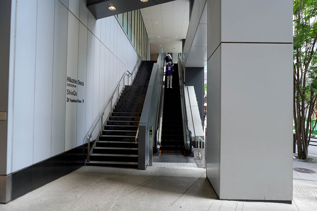 雨に濡れたくない場合は、ヒカリエ通路を出て左手にあるエスカレーターを上る