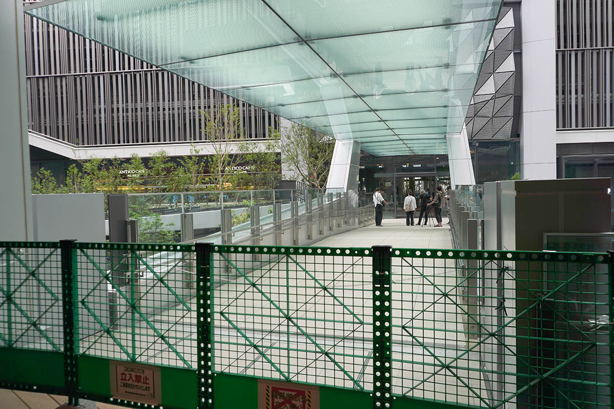 エスカレーターを上がってすぐ右手にアクシュと接続するデッキがある