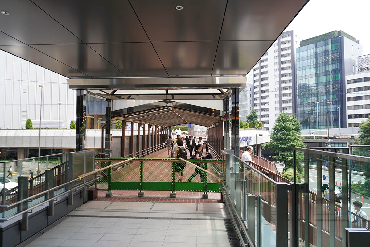 アクシュの2階にはクロスタワーと接続するデッキがある。従来より設けられていた歩道橋に接続する形で設置される。デッキを渡らず左側の通路を進むと宮益坂上方面に出られる