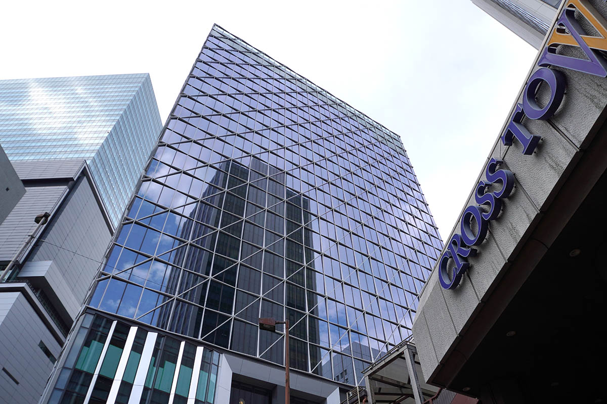 クロスタワー側から見たアクシュ。壁面に映り込んでいるのがクロスタワー