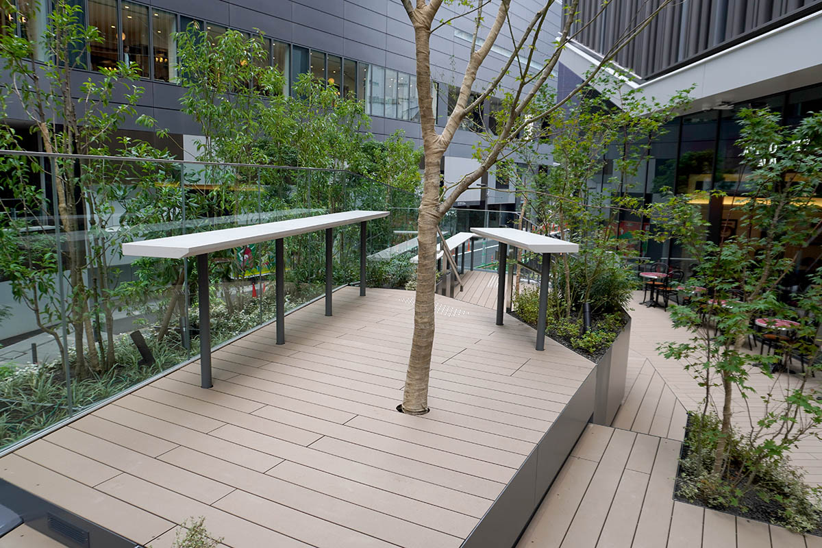 2階ヒカリエ側広場