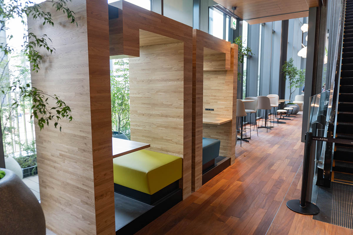 手前がワークスペース、奥がくつろぎスペース