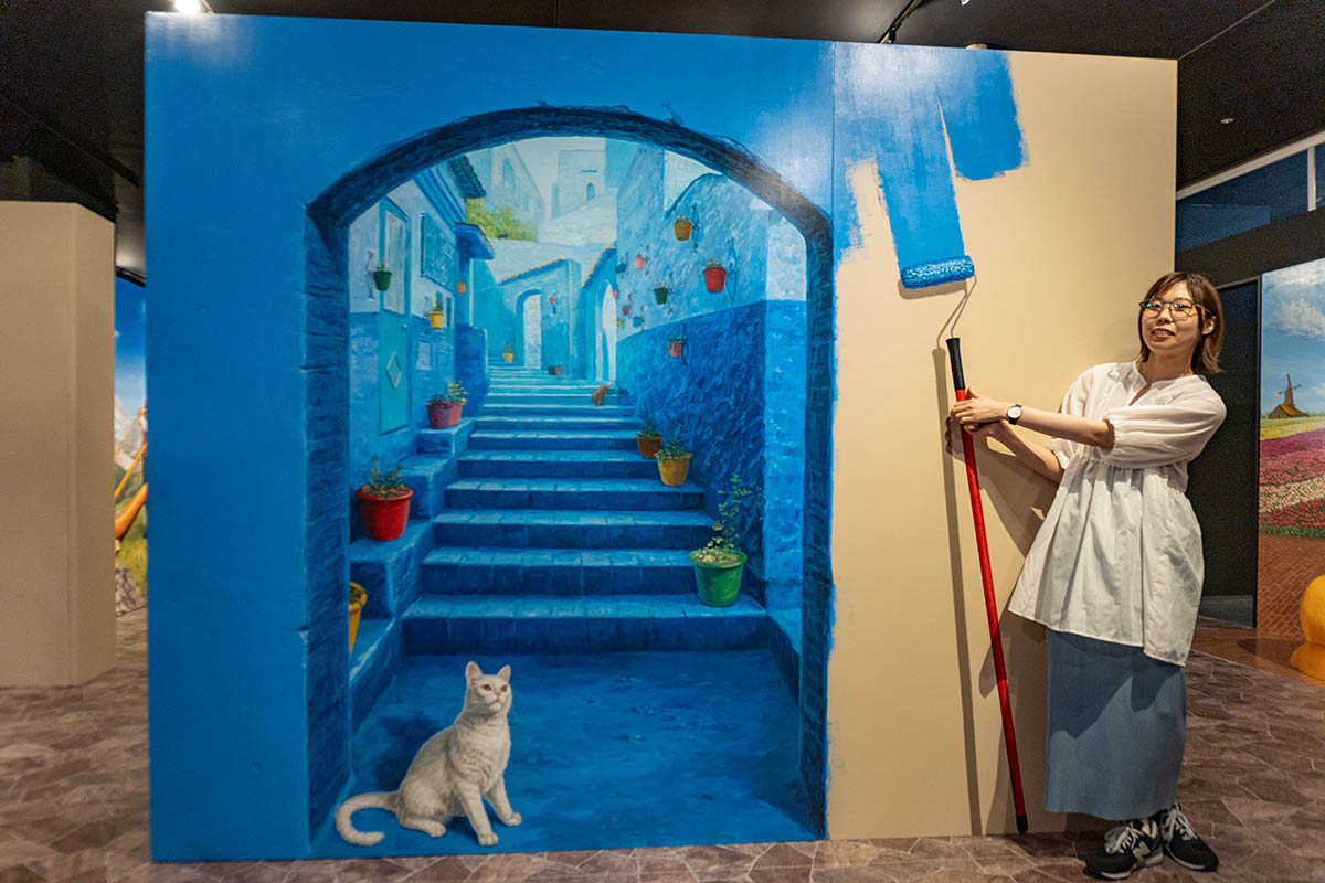 自身が絵の中に入り込んでペンキを塗っているかのように見える