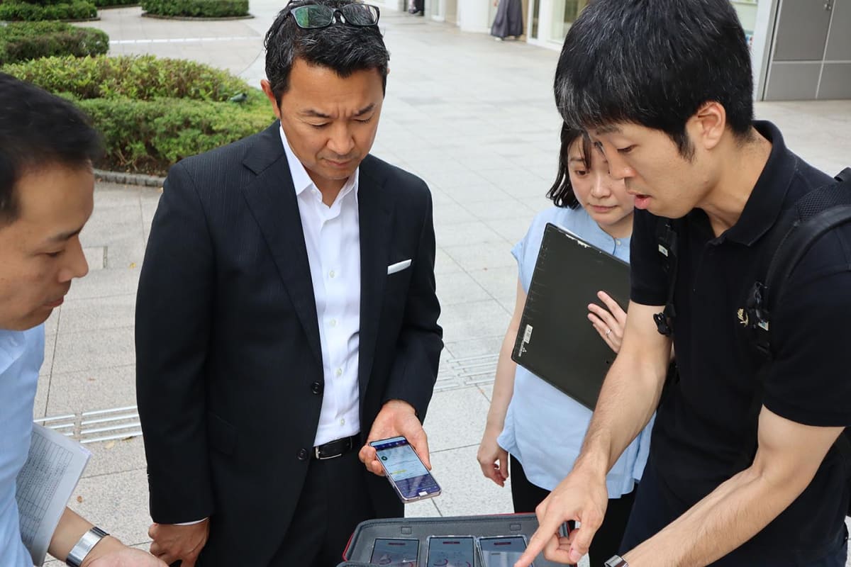 就任直後からネットワーク部門と一緒に、品質のチェックを行っているという。4キャリアの端末を持ち、山手線も一周。自ら現場に出向き、改善要望を上げている