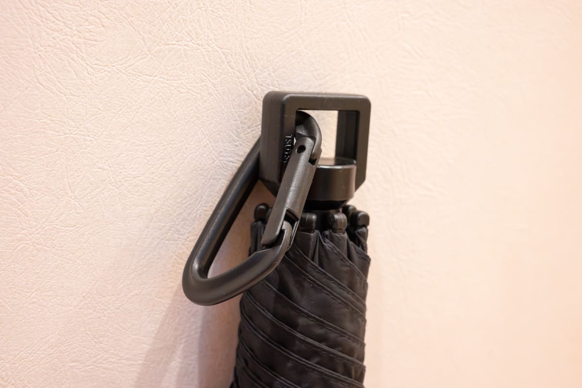 別途カラビナなどを用意すればバッグなどのループに引っ掛けるのも容易に