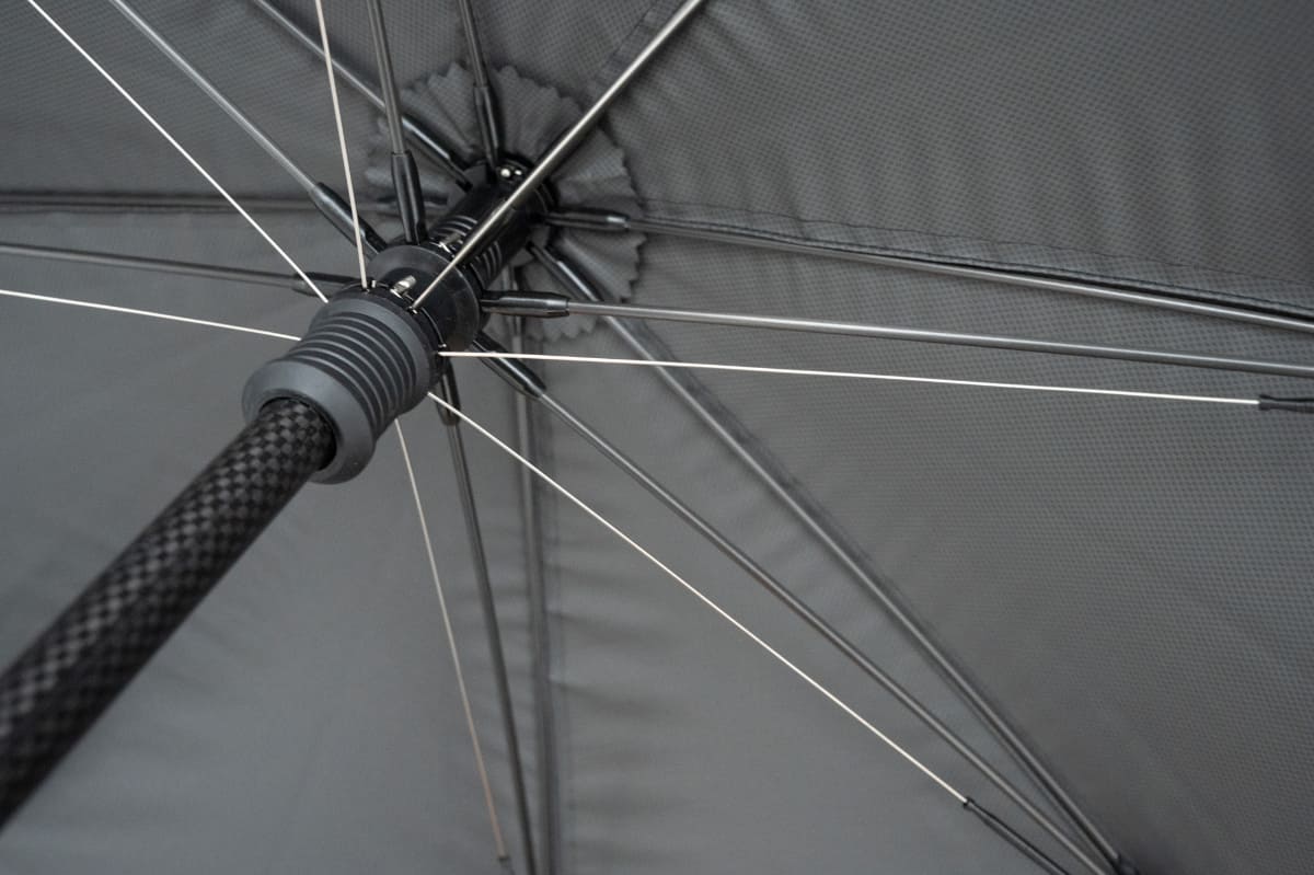 骨組み(写真奥の傘地側)にもカーボンファイバーパーツが使われています