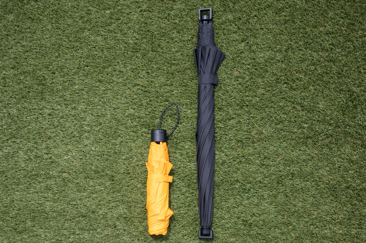 ザ・ノース・フェイスの折りたたみ傘「モジュールアンブレラ」(左)は折りたたみ時で280mm、重さは約230gです。「TSUTSU The Umbrella 621」(右)は閉じた状態の長さが621mm、重さは同じで約230gです