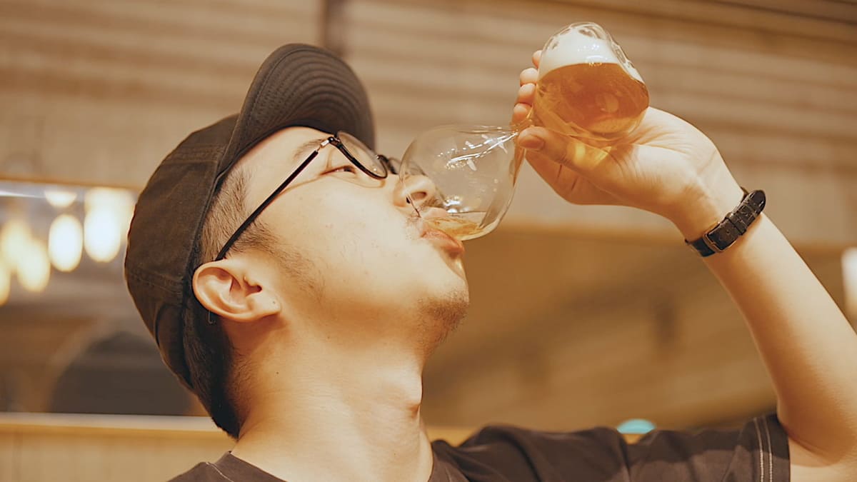 傾けてもゆっくりとしか出てこない「ゆっくりビアグラス」