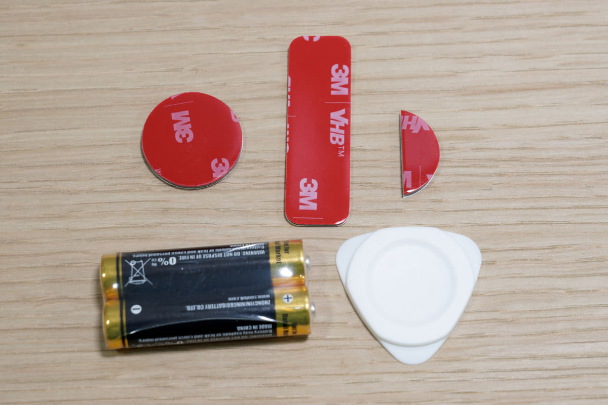 本体やコード先のセンサー部を固定する両面テープ、電池カバーを開けるためのプレート、単四電池2本が付属