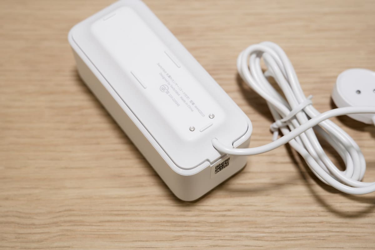 本体天面と底面に金属端子のセンサー