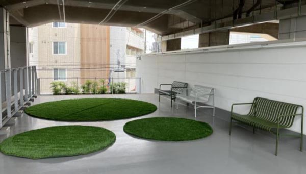 オオゼキ隣接2F広場