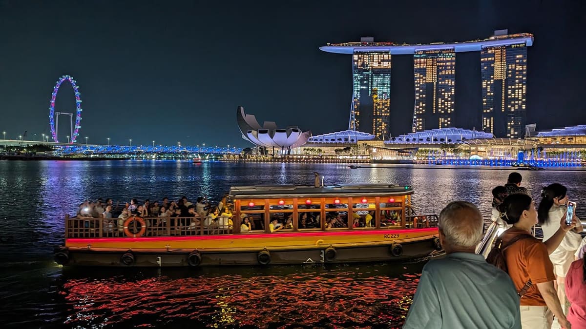 シンガポールの夜景。名所であるマーライオン前には多くの観光客が集まる