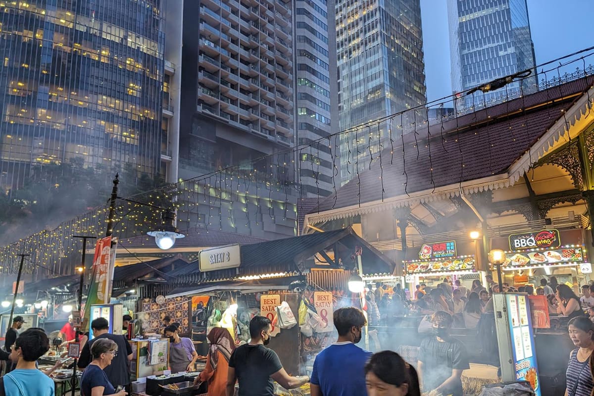 シンガポール金融街の中心にある著名なホーカー(食堂集合施設)の「ラオパサ・フェスティバル・マーケット(Lau Pa Sat Festival Market)」。全店キャッシュレス対応しており、クレジットカードが利用できる