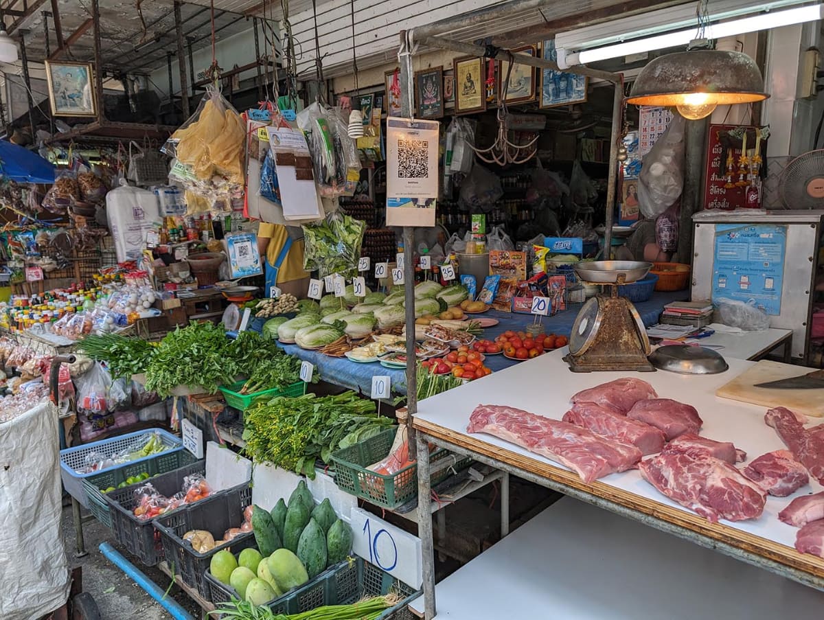バンコクに散在する市場を訪ねてみたところ、店先にはこのように必ずといっていいほどPromptPayのQRコードが掲げられていた