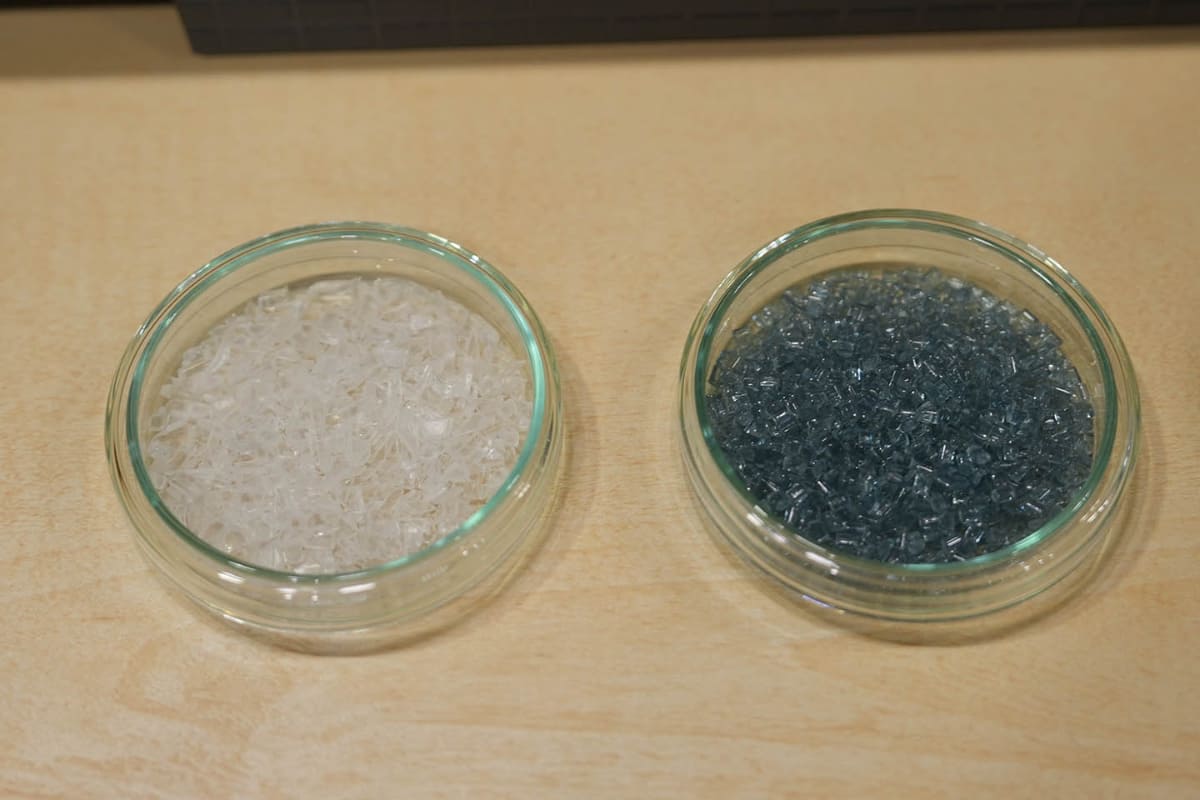 ディスク(左)や水ボトル(右)からの再生素材を活用