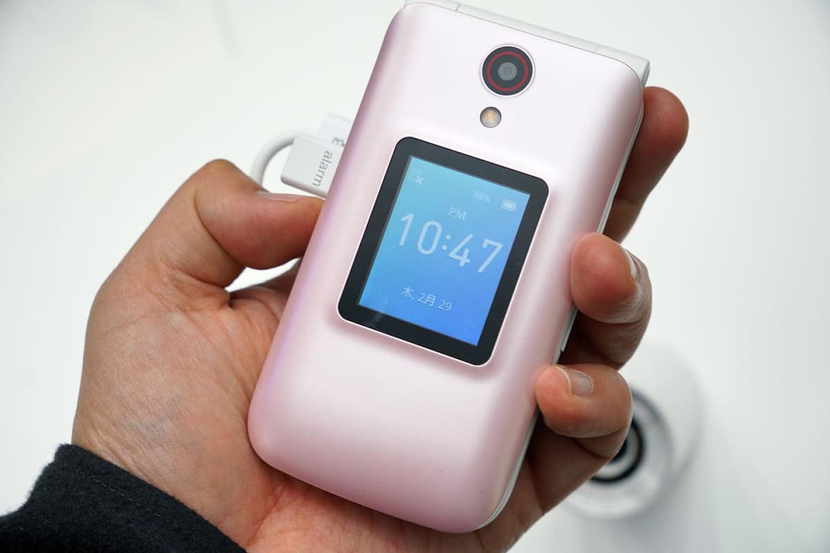 1.77型のサブ液晶も備え、閉じたままでも着信などの情報を確認できる