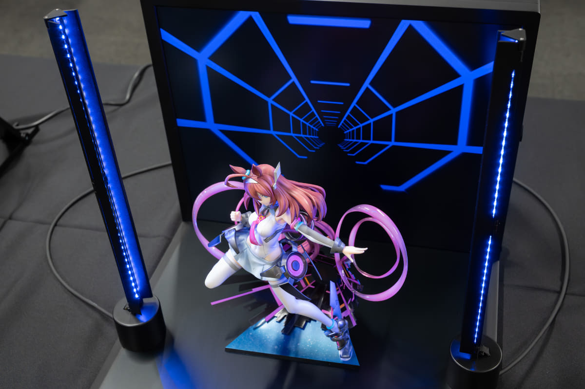 背景ディスプレイの映像が青を中心としたものに切り替わると、LEDライトバーの色も自動的に変更