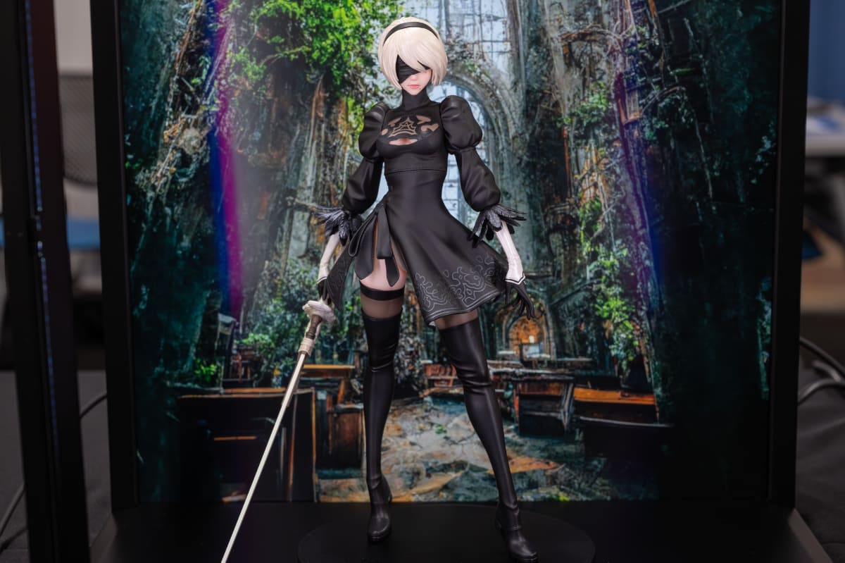 フィギュアの作品の世界観をイメージした背景を表示させるなど、さまざまな楽しみ方ができる