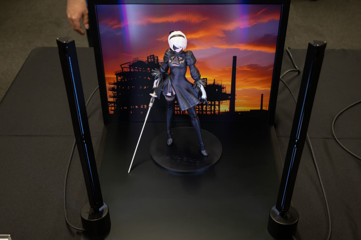 背景ディスプレイとLEDライトバー、土台からなる「「ESTELLAS」」