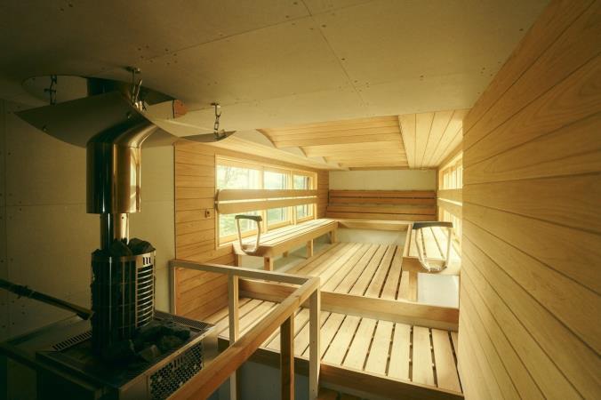 バスの「サロン席」をモチーフにしたメインのサウナ室