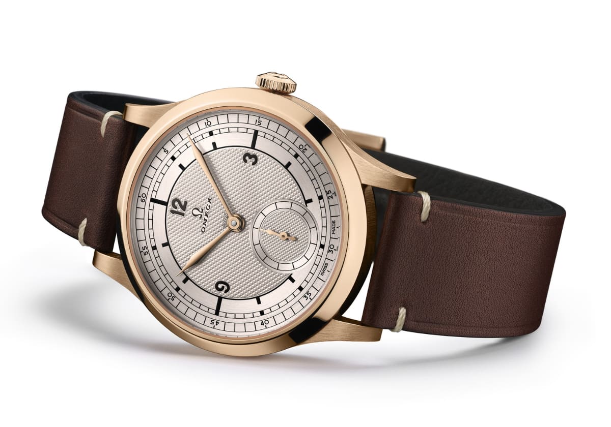 シルバー製ダイヤルの中央は「クル・ド・パリ」パターンの装飾。オメガのロゴはビンテージスタイル