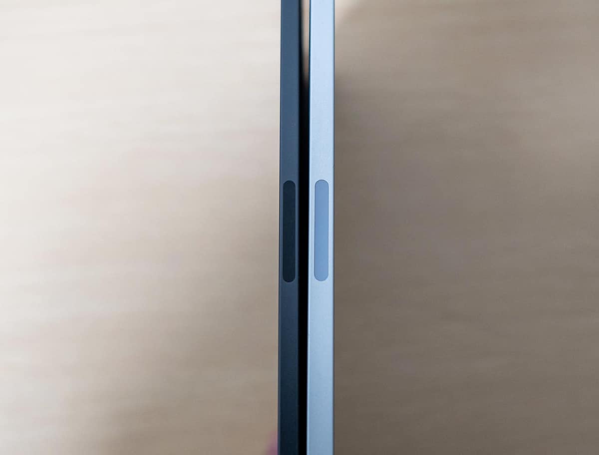 新iPad Pro(左)と2021年モデルのiPad Pro(12.9インチモデル)。写真は5月に製品レビューを行なった時のもの