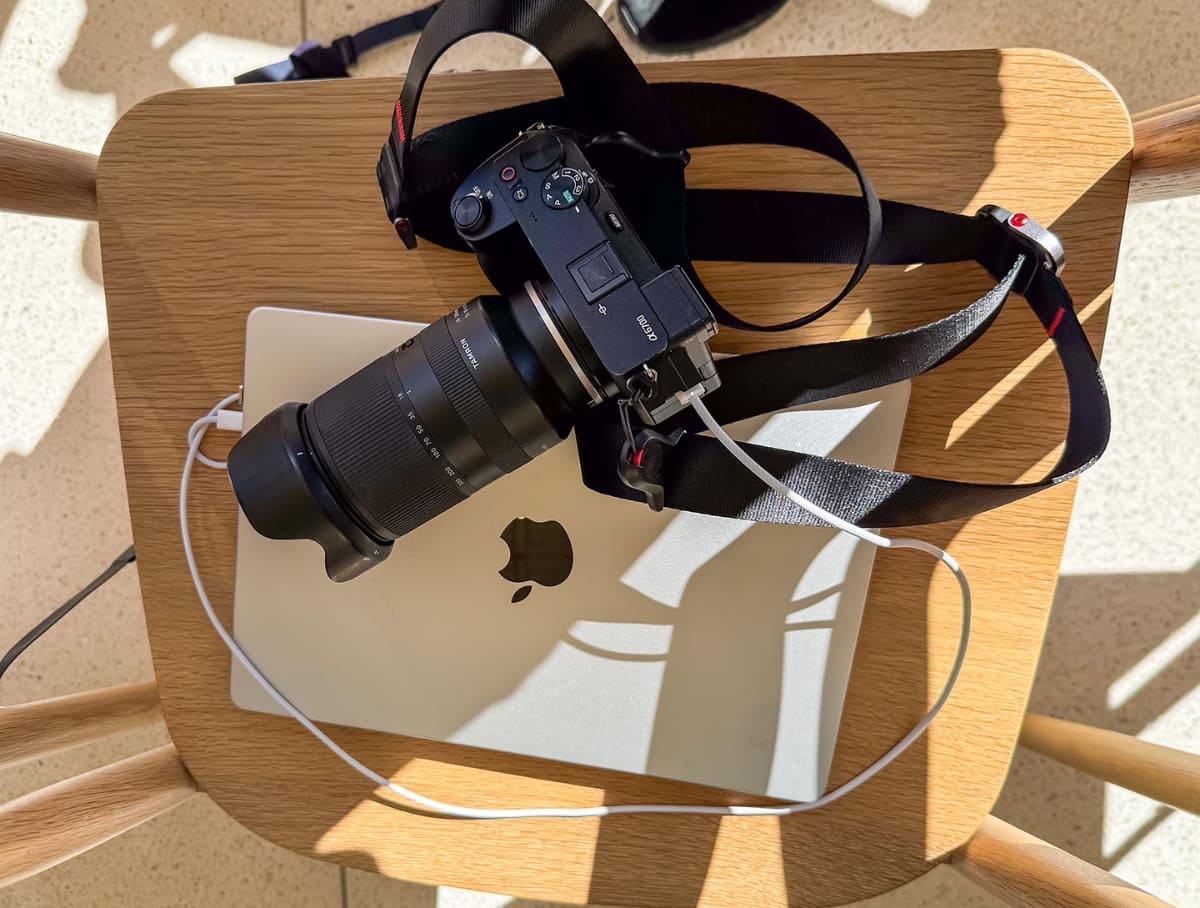 昨今の取材中は、こんな感じでカメラをMacにつないでテザー撮影している