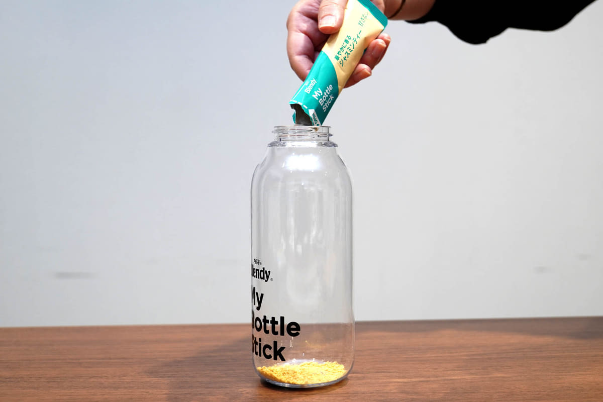 パウダーを入れて