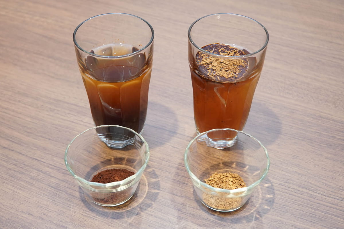 インスタントコーヒーの冷水可溶造粒の商品(左)とホット専用の商品(右)で比較。水に入れた後、ホット専用は溶けずに浮いている