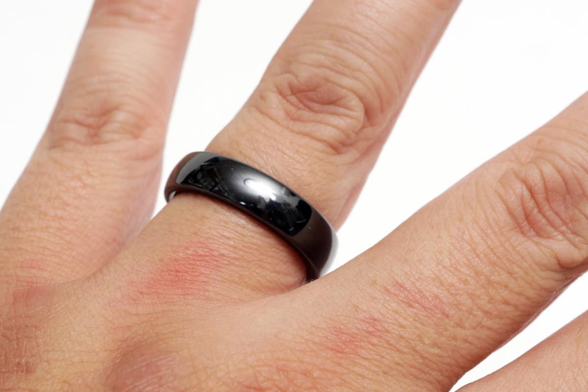 このように指輪のように指に装着して利用。Visaのタッチ決済やスマートロックの施錠・解錠、公共交通機関での利用が可能