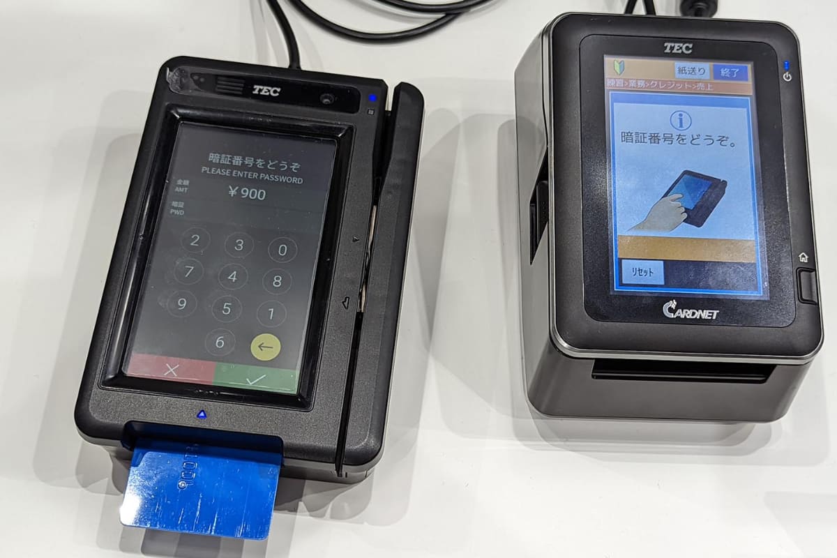 CCTの例。右側が東芝テックの店舗用端末「CT-6100」で、左側が顧客用端末「PICT-6100」