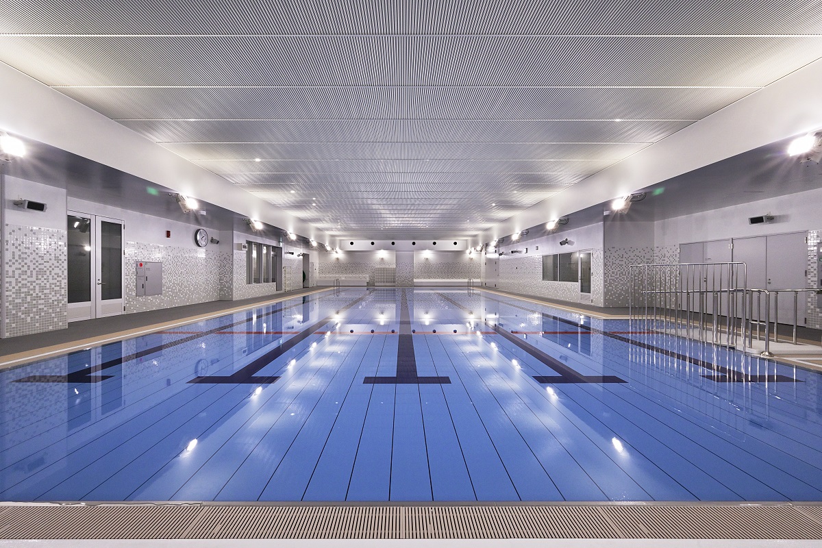 室内プール。幼児用赤台コース、採暖室などを備える