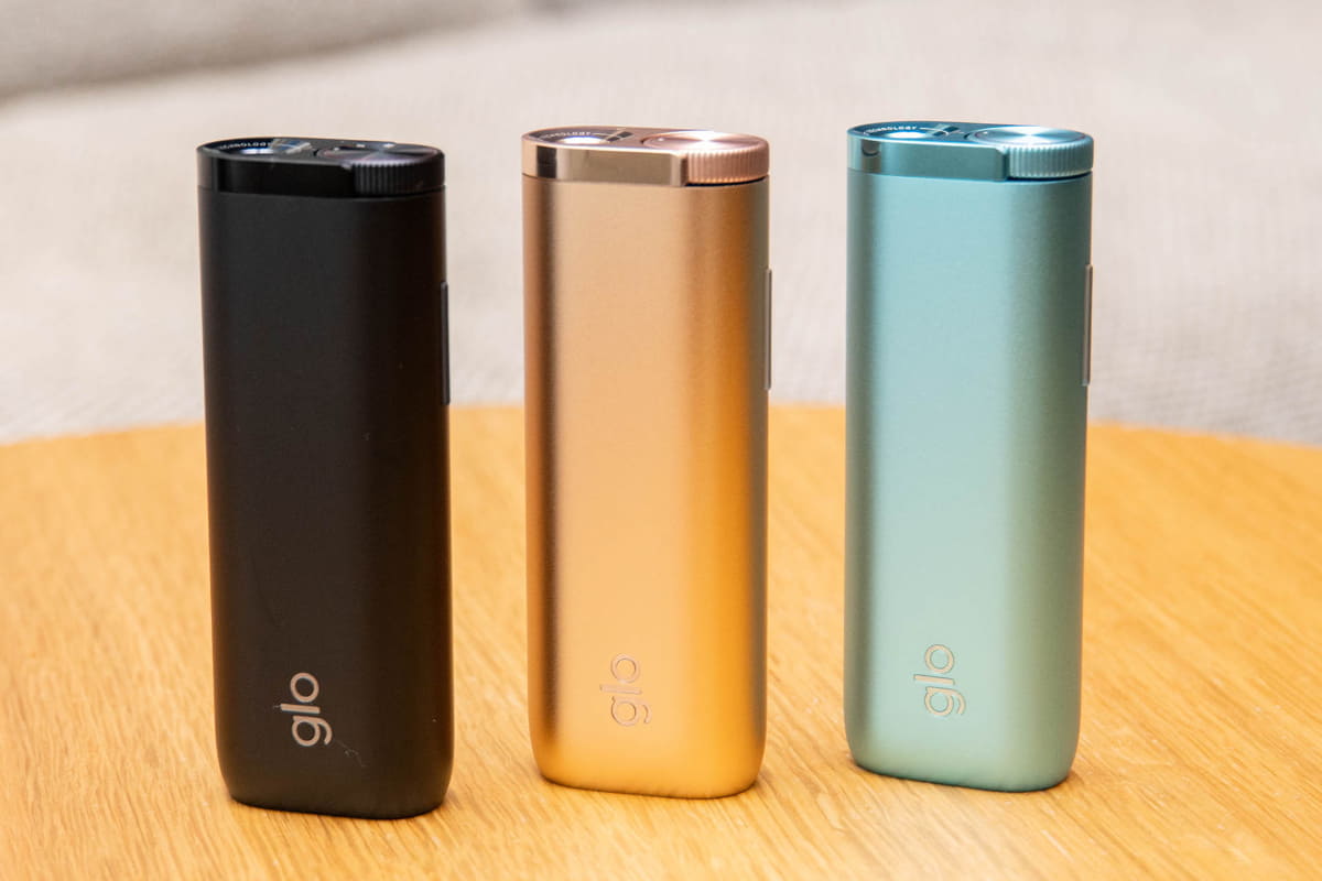 左からグラファイト・ブラック、ローズ・ゴールド、マラカイト・ティール