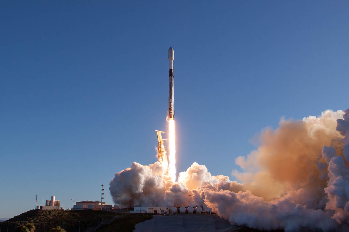 Falcon 9ロケット(©SpaceX)