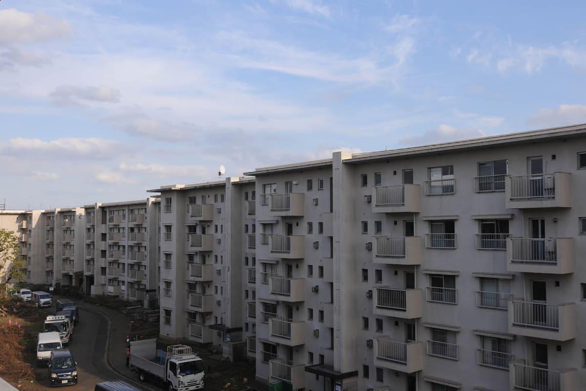 旧石神井公園団地は雁行型と呼ばれる住棟配置が特徴だった(2020年10月撮影)