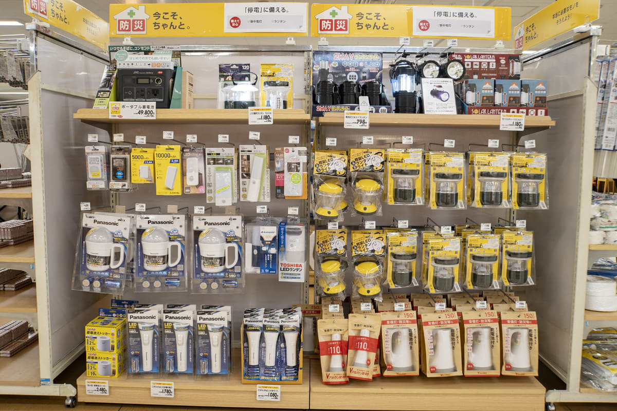 照明器具ではランタンが人気だが、懐中電灯も引き続き取り扱う